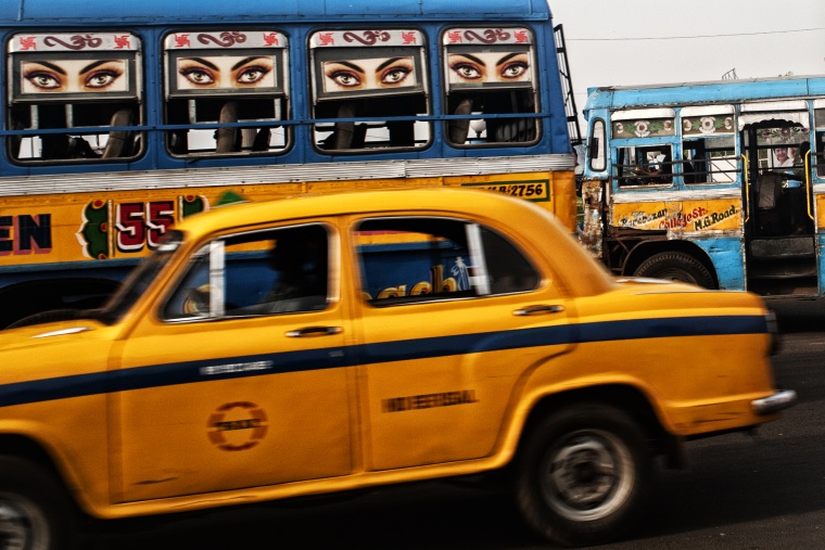 India, CALCUTTA: Quando tenti di mettere la cintura di sicurezza e il taxista ti dice "non metterla, non serve!"