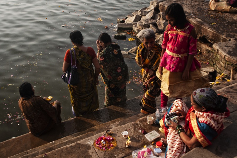 India, VARANASI: Fa talmente caldo che l'idea di un bagno sul Gange sta cominciando a diventare allettante...