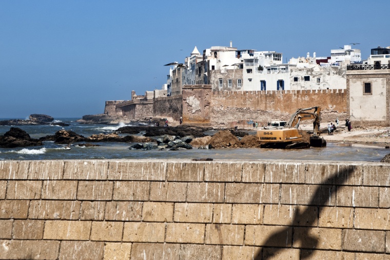 Marocco, ESSAOUIRA: Dove tutti fotografano le barche, vado io e trovo una ruspa