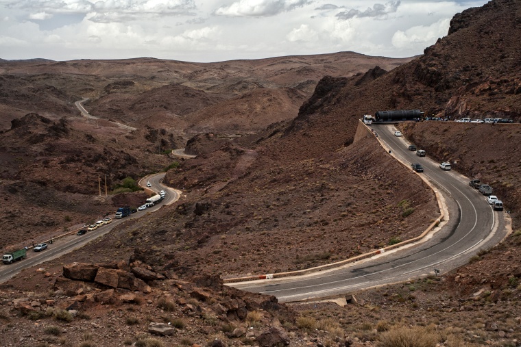 Marocco, AGADIR - OUARZAZATE: Ma cos.. oooh un autoarticolato bloccato su un tornante...