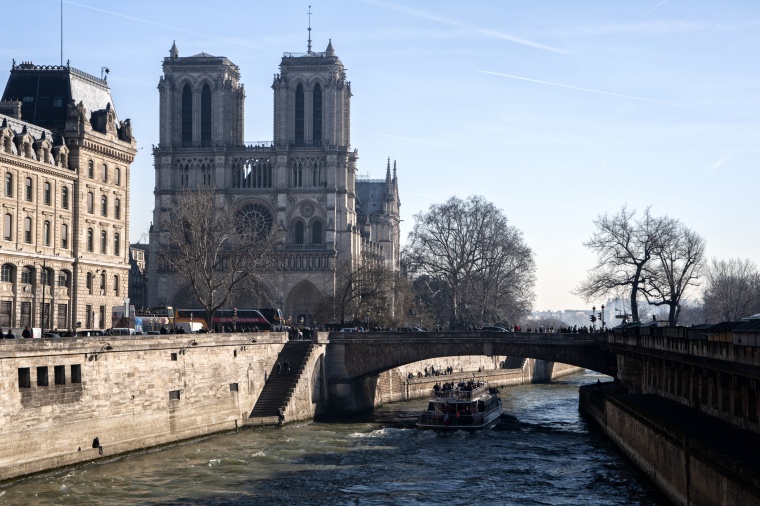 Francia, PARIGI: Bruciano i miei ricordi... 