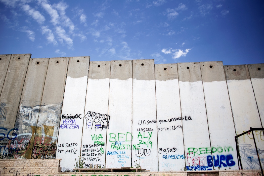 Betlemme, Palestina, 2019 - Il muro di separazione, lungo circa 730km, è  un alternarsi di muri e reticolati sorvegliati 24 ore su 24 e attraversabili solo attraverso porte elettroniche presidiate da militari israeliani.