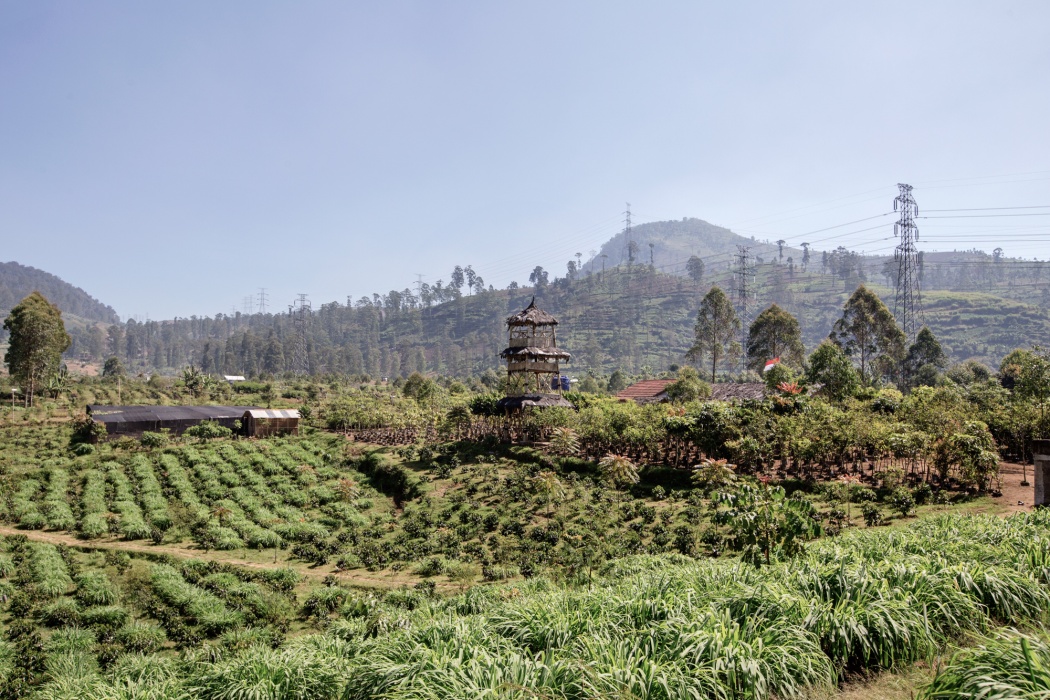 Tarumaya Village, Bandung Regency, West Jawa, Indonesia, 2019  - La base militare del settore 1, agli ordini del Col. Inget Barus, ospita le serre e i vivai dove vengono coltivate le piante che, una volta messe a dimora, potranno contrastare la deforestazione selvaggia dell’area. 
