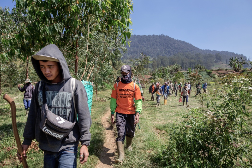 Tarumaya Village, Bandung Regency, West Jawa, Indonesia, 2019  - Alcuni civili, provenienti dai villaggi adiacenti alla base militare del Settore 1, partecipano alle attività di riforestazione coordinate dell'Esercito Indonesiano durante l'operazione di pulizia e rivitalizzazione dell'ecosistema Citarum. 