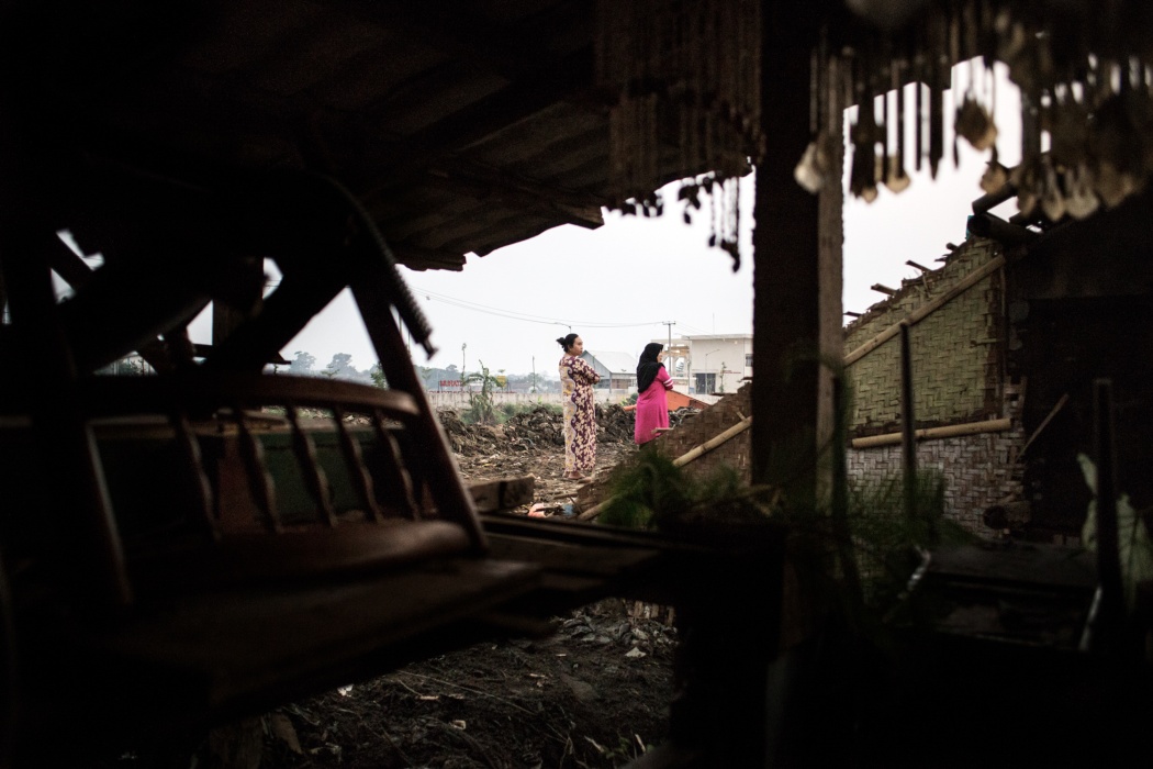 Babakan Leuwi Bandung village, Dayeuh Kolot Sub-District, Bandung Regency, West Jawa, Indonesia, 2019 - I sedimenti raggiungono la sommità delle case e i primi due piani dell'edificio sono ormai sepolti sotto tonnellate di fango e rifiuti. Il sentiero battuto sulle "nuove terre" permette quindi alle persone di passeggiare accanto ai tetti delle abitazioni.