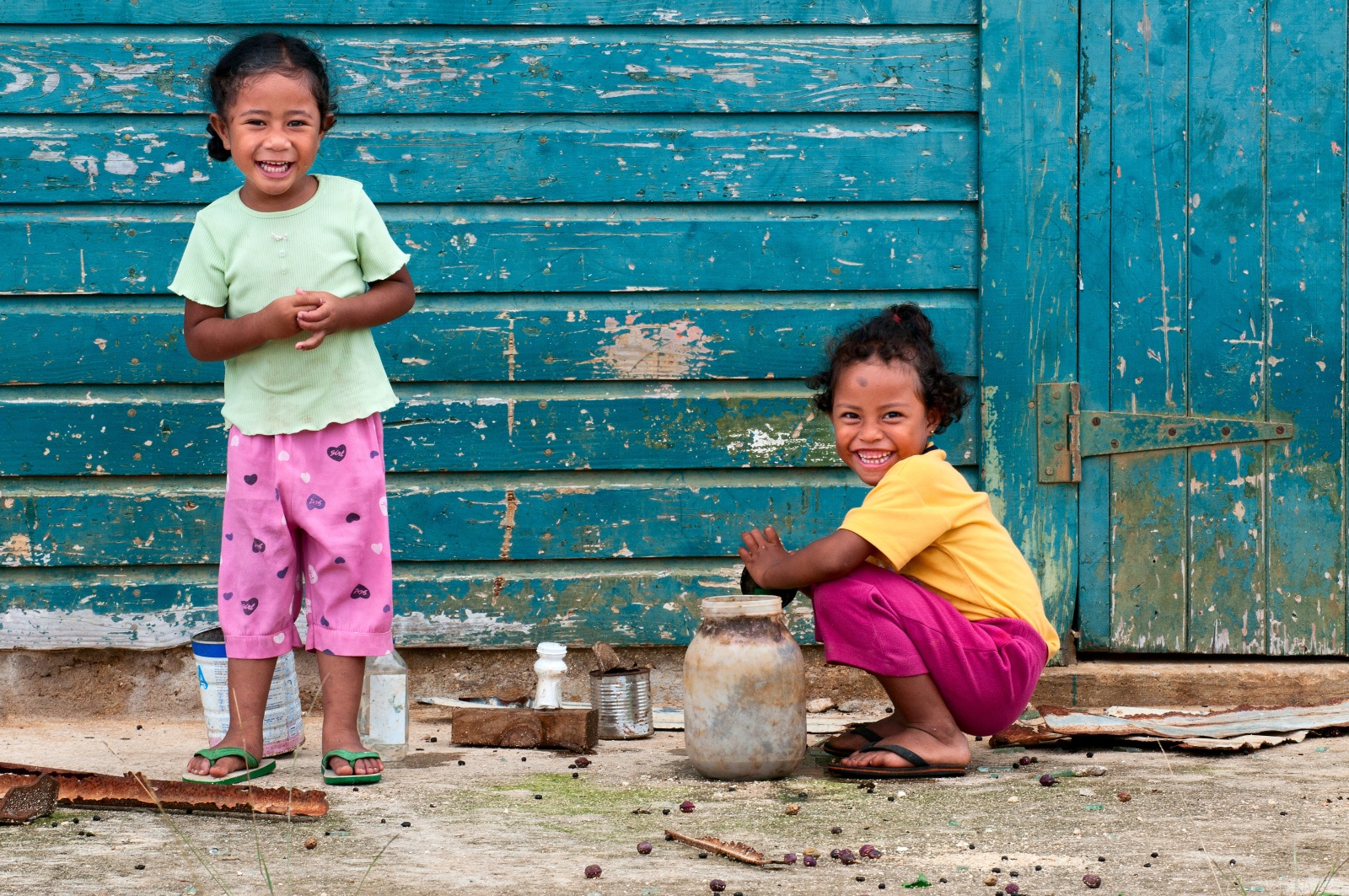 Allegria Tongana - Due bambine di Eua giocano fuori dalla capanna...felici con niente.