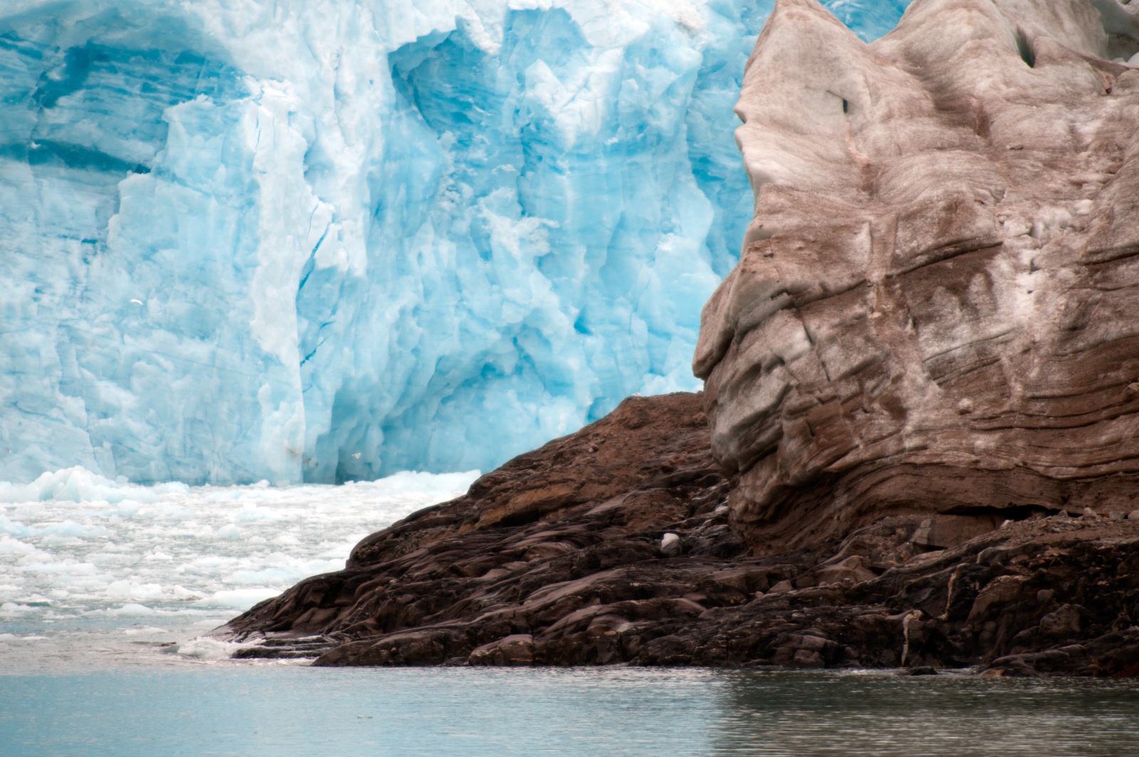 Contrasti - Un iceberg di ghiaccio nero e sullo sfondo il ghiaccio azzurro, contrasto tra "nuovo" e "vecchio"!